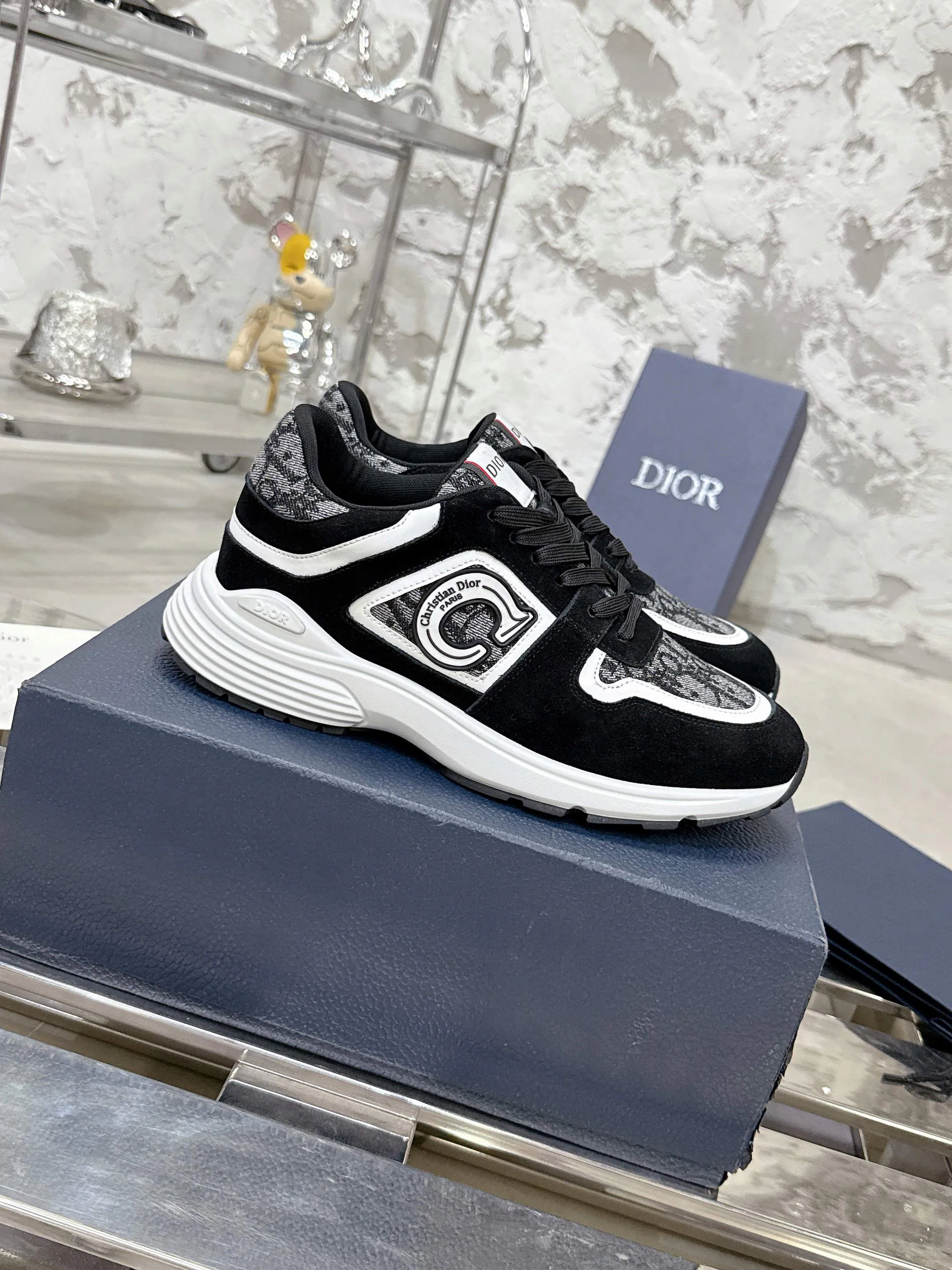 👟👟Ex-factory price 540👟👟 Dior Dior’s latest color matching B30 series dad sneakers. Original version 18,000💰 purchased for development and production. Brand new B30 sneakers. Dad Shoes style shoes that follow the trend of the retro market. The Dior logo on the tongue also indicates that this pair of shoes is the B30 model! B30 uses fine-textured leather and mesh cloth materials to form a shoe body. There are conspicuous letters CD on both sides of the shoe body to indicate identity. Many lines on the shoe body outline details to make the shoes look less monotonous and full of retro flavor. The delivery counter is exquisitely packaged🛍📦 ▪️Fabric: Original customized technical fabric + mesh ▪️Inner lining: Customized breathable lining ▪️Outsole: Original molded IP foam + TPU outsole ▪️Sole thickness: 3.5CM ▪️Size: Men’s size 39-45
